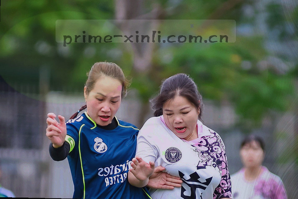 抽象线条与体育场轮廓组成的伤病数据面板背景